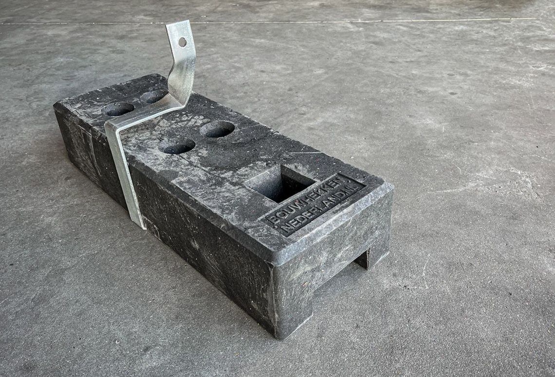 Anti uittilhaak | gecombineerd met kunststof voet 25