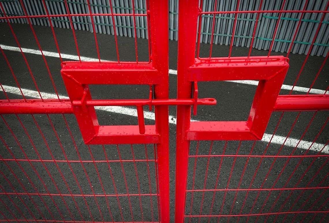 Bouwhek dubbele deur anti-climb rood