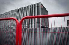 Bouwhek dubbele voertuig deur anti-climb rood | Fijne maas