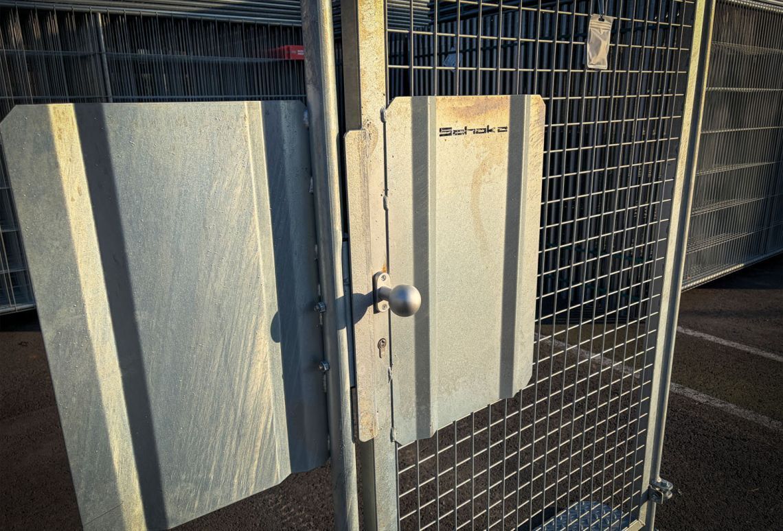 Bouwhek detail van slot en schild