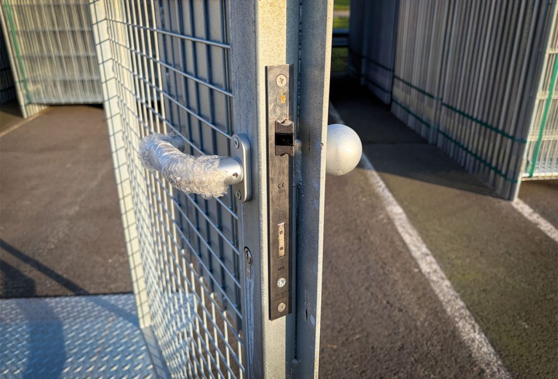 Bouwhek vluchtpoort detail van slot en deurklink