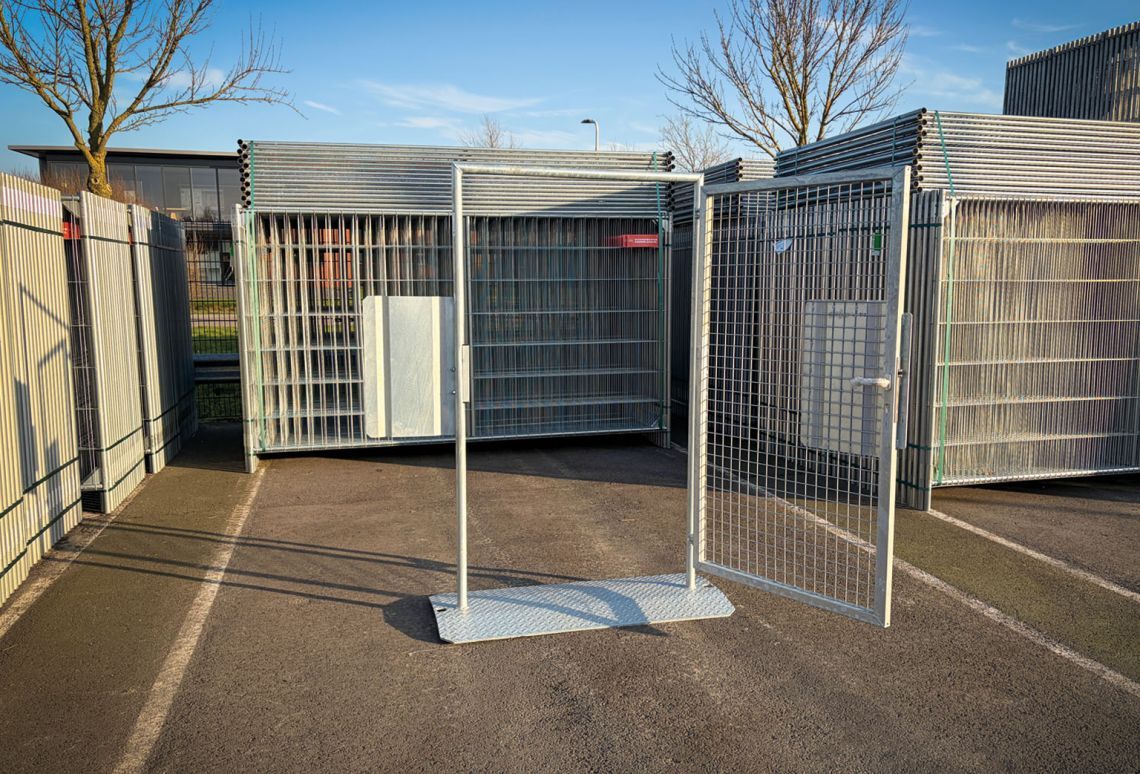 Bouwhek vluchtpoort open deur 