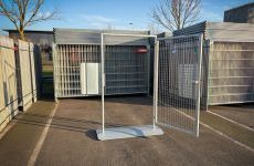 Bouwhek vluchtpoort open deur 