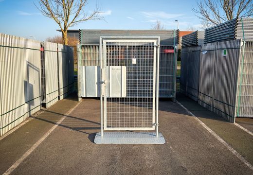 Bouwhek vluchtpoort met schild voor slotkas