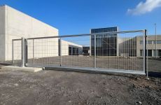 Elektrische Schuifpoort - zijaanzicht - gemonteerd